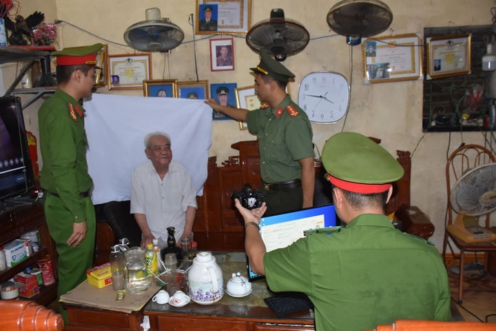 Đến tận nhà đổi Thẻ đảng viên cho người già