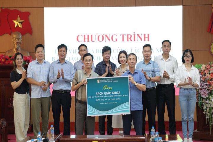 NXB Giáo dục Việt Nam hỗ trợ hơn 1.200 bộ sách giáo khoa cho học sinh vùng lũ Điện Biên