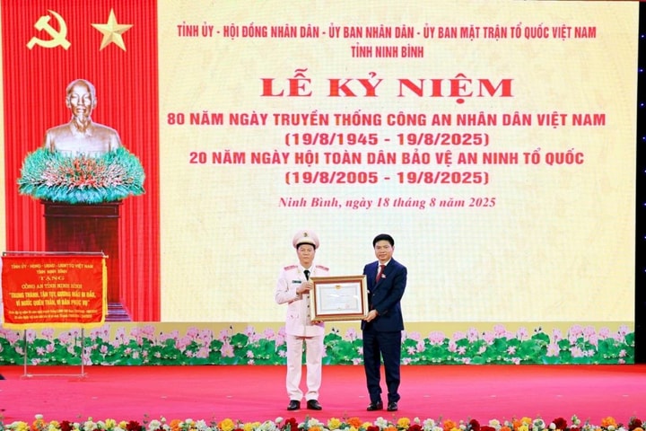 Giám đốc Công an tỉnh Ninh Bình nhận Huân chương Chiến công hạng Nhất