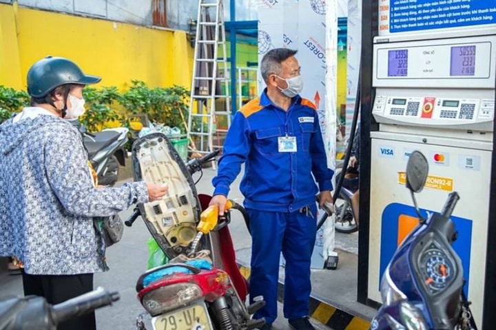 Giá xăng dầu hôm nay (17/11): Dư thừa nguồn cung, giá dầu dự báo giảm