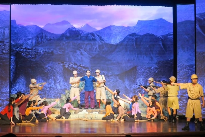 Trình diễn vở cải lương ca ngợi Anh hùng, Liệt sỹ Trần Thành Ngọ