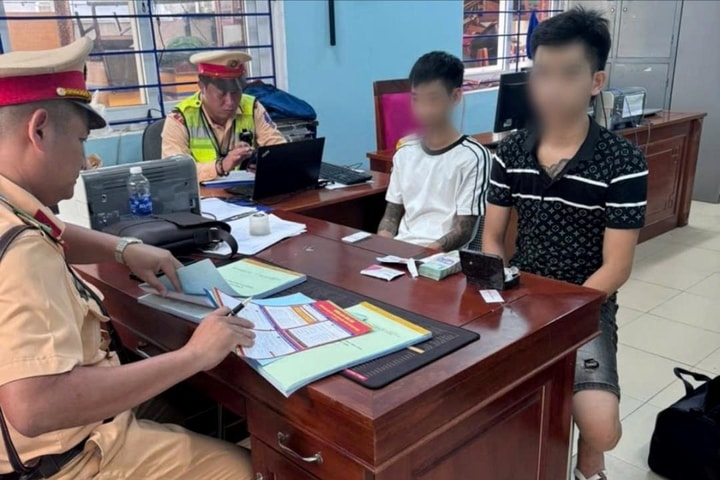 Bắt giữ 2 thanh niên dương tính với ma túy lái ô tô bỏ chạy