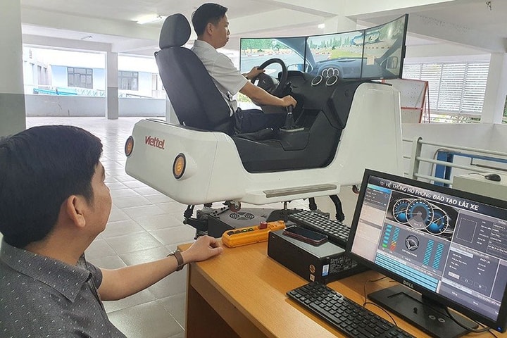 Cabin mô phỏng - Công cụ rèn luyện phản xạ an toàn cho học viên lái xe