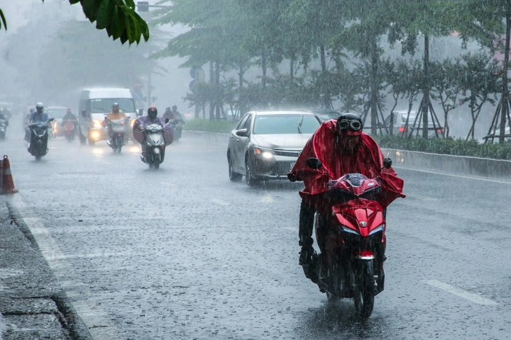 Thời tiết từ 21/8 - 5/9: Bắc Bộ mưa dông, nguy cơ lũ quét, biển Đông khả năng bão