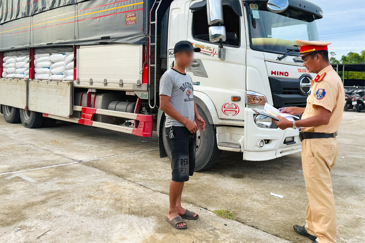 CSGT Huế bắt giữ nhiều vụ vận chuyển hàng lậu
