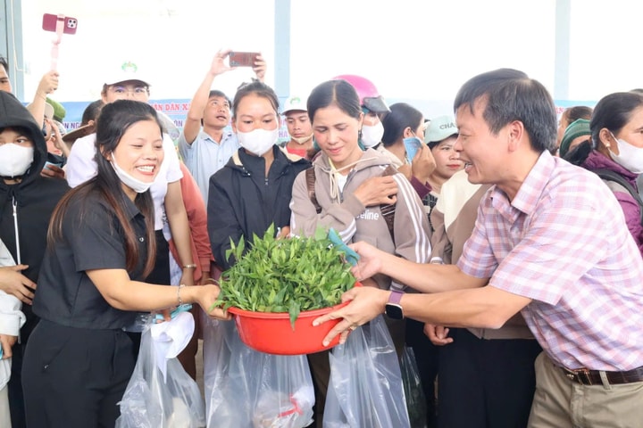 Tổ chức phiên chợ 0 đồng hỗ trợ người dân khó khăn