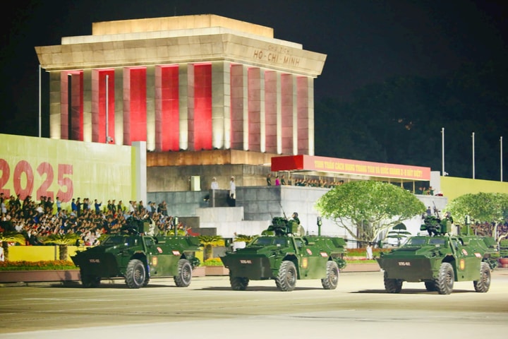 "Chiêm ngưỡng" các khối diễu binh, diễu hành hợp luyện trên Quảng trường Ba Đình