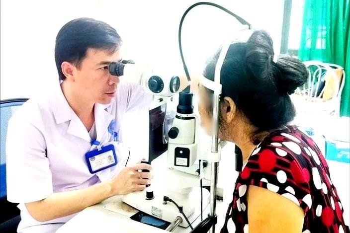 Dùng rượu ngâm hạt na gội đầu, người phụ nữ suýt hỏng mắt