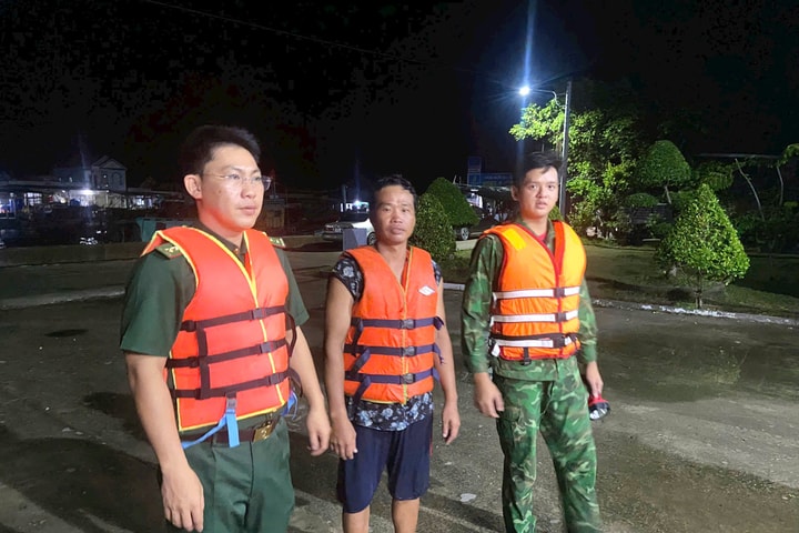 Kịp thời cứu vớt 2 ngư dân gặp nạn trên biển