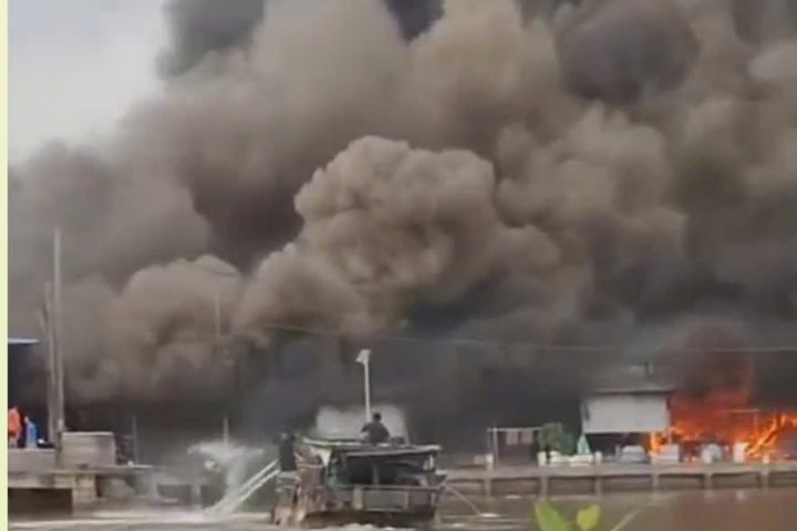 Cà Mau: Cháy lớn thiêu rụi toàn bộ 56 căn ki ốt ở chợ