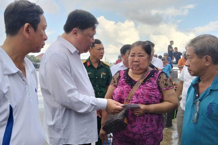 Thăm hỏi, hỗ trợ các hộ dân bị ảnh hưởng do vụ cháy chợ nhà lồng