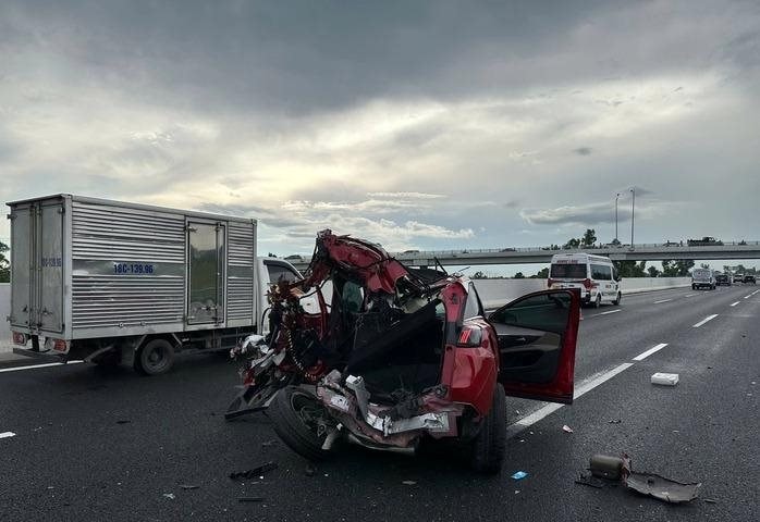 Tai nạn trên cao tốc, 4 người bị thương, xe ô tô bẹp dúm