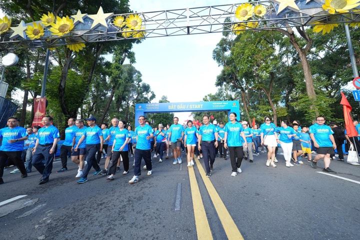 1.800 người đi bộ hữu nghị mừng 80 năm Ngoại giao Việt Nam