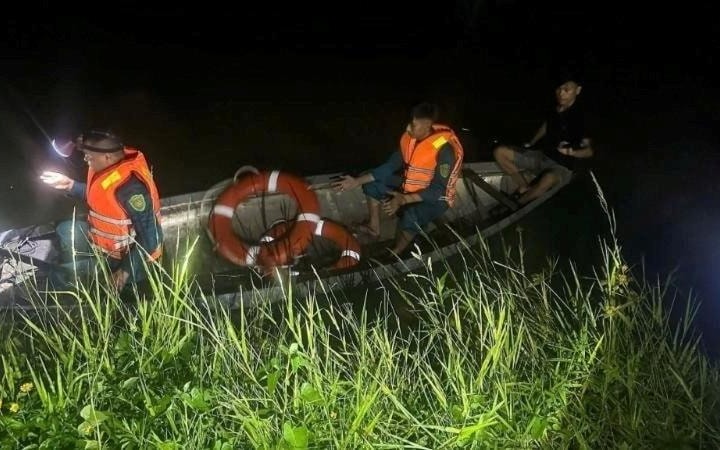 Xuyên đêm tìm kiếm bé gái 3 tuổi nghi mất tích ở sông Yên