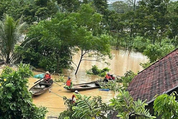 Nghệ An: Nước lũ dâng cao, hàng chục hộ dân phải di dời khẩn cấp