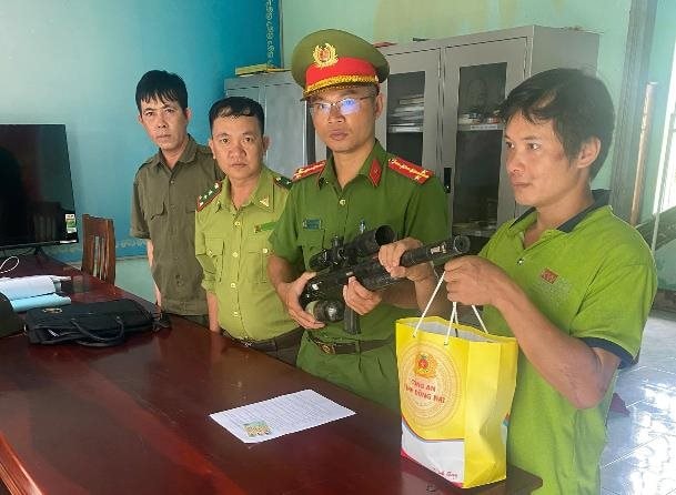 Người dân giao súng, công an tặng quà biểu dương