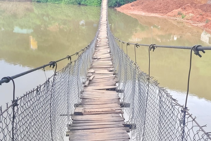 Nỗi lo từ những cây cầu treo dân sinh xuống cấp mùa mưa bão