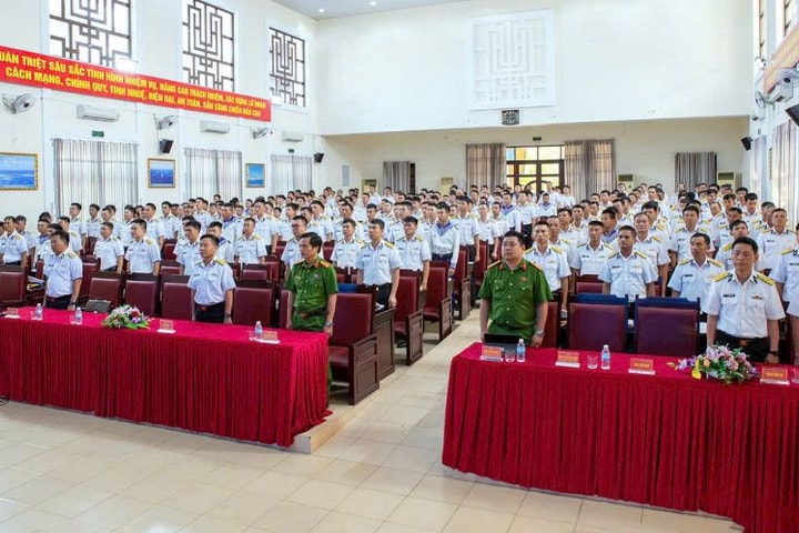 Tuyên truyền phòng, chống ma túy cho Vùng 4 Hải quân