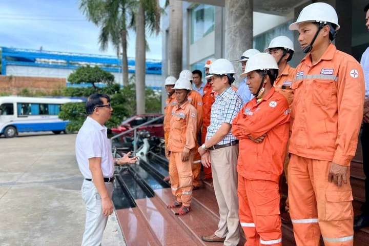 Hơn 200 công nhân, kỹ sư EVNCPC chi viện khắc phục lưới điện sau bão