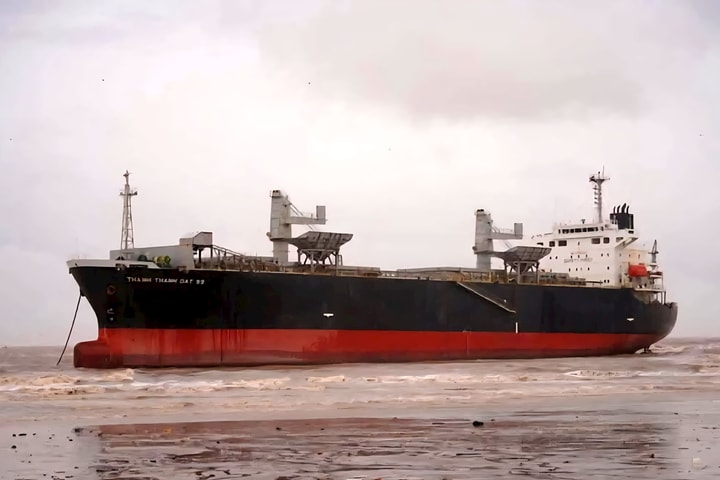 Tàu vận tải hàng chục nghìn tấn trôi dạt vào bờ biển Thanh Hóa