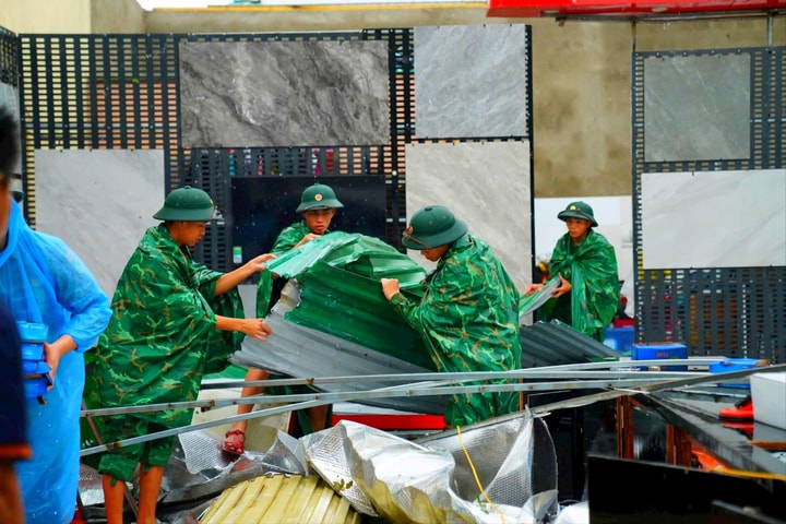 Lực lượng vũ trang dốc sức giúp người dân khắc phục hậu quả mưa bão