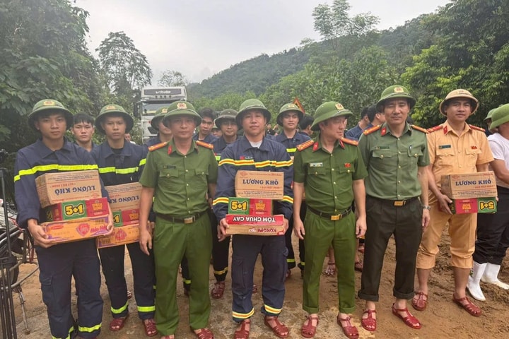 Công an Thanh Hóa tham gia cứu trợ người dân nơi ngập lụt