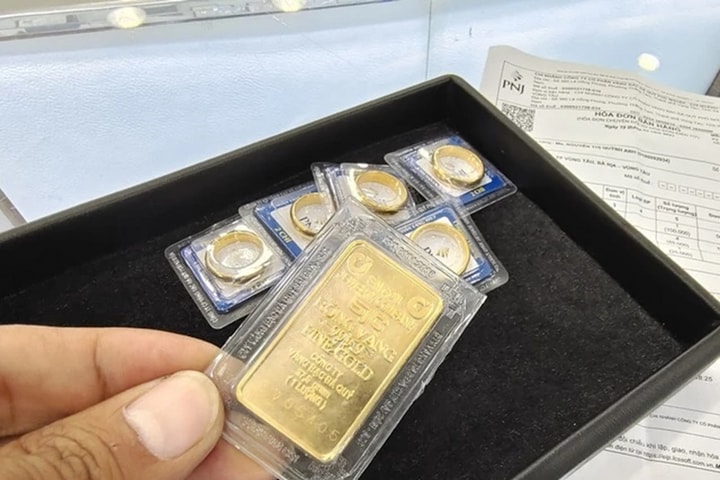 Giá vàng hôm nay 27/8: Vọt lên 128 triệu đồng/lượng