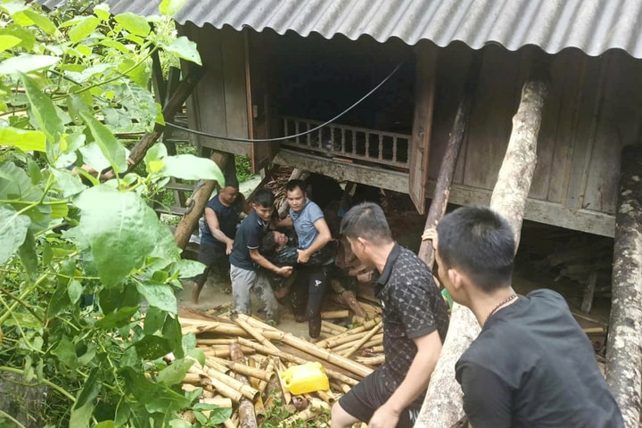 Cán bộ công an, biên phòng bị thương khi giúp dân sơ tán do bão số 5