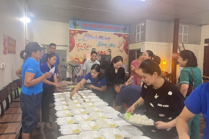 Người dân nấu cơm gửi đến bà con vùng lũ