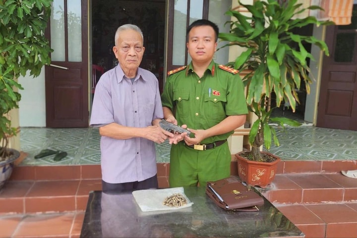 Người dân phát hiện súng, đạn khi đào chuối trên đê
