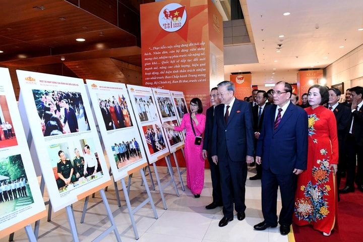 Tổng Bí thư Tô Lâm tham quan triển lãm ảnh "Quốc hội Việt Nam - 80 năm kế thừa và phát triển"