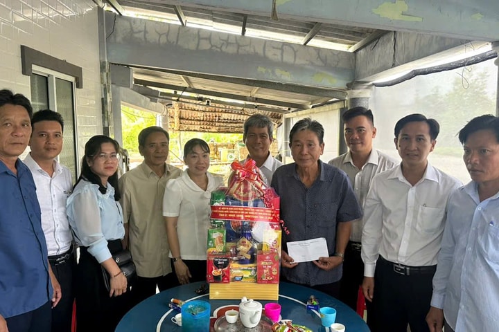 TAND tỉnh Cà Mau thăm, tặng quà gia đình chính sách