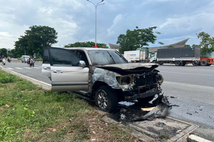 Đang di chuyển trên đường, ô tô bốc cháy dữ dội