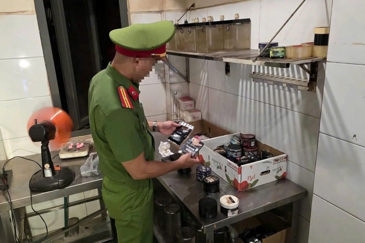 Đột kích quán pub, phát hiện khách dương tính với ma túy và kho hàng “đen”