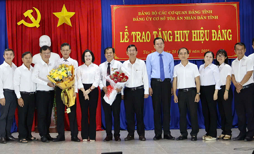 Phó Chánh án TAND tỉnh Tây Ninh nhận Huy hiệu 30 năm tuổi Đảng