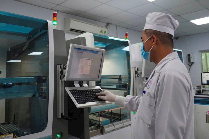 Vận hành hệ thống tự động hóa phòng xét nghiệm