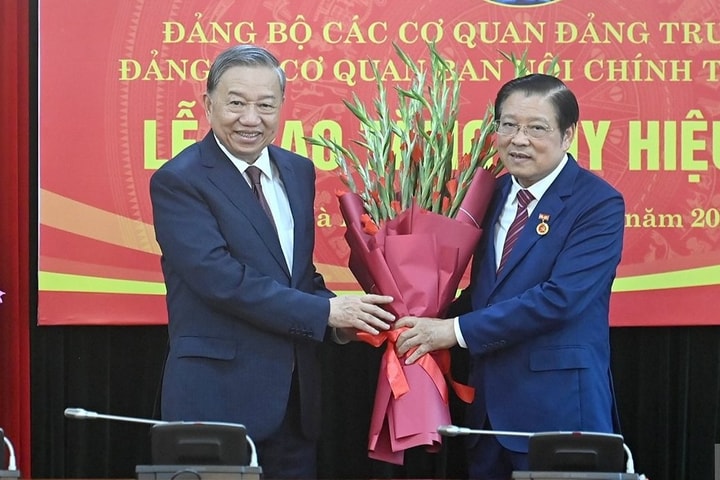 Tổng Bí thư Tô Lâm trao Huy hiệu 45 năm tuổi Đảng tặng đồng chí Phan Đình Trạc