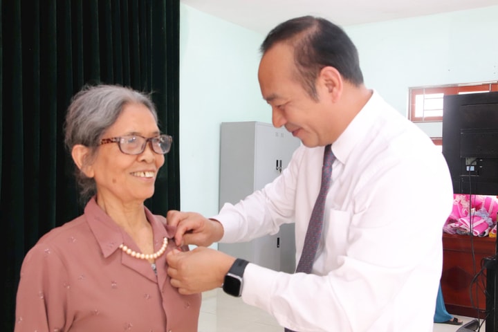 Trao Huy hiệu Đảng cho các đảng viên tiêu biểu tại Tuyên Quang