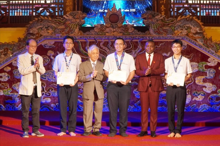 Trao 219 suất học bổng Vallet – Gặp gỡ Việt Nam 2025 tại Huế