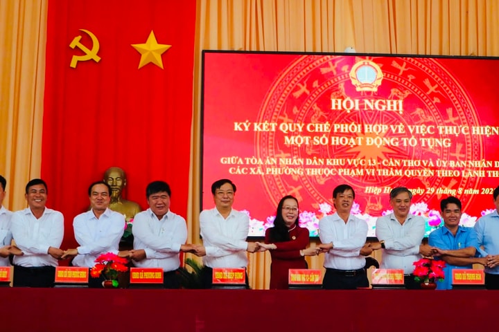 TAND khu vực 13 - Cần Thơ ký kết quy chế phối hợp với UBND các xã, phường
