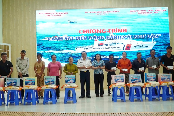 Hải đoàn 42 đồng hành cùng ngư dân, chung tay gỡ “thẻ vàng”