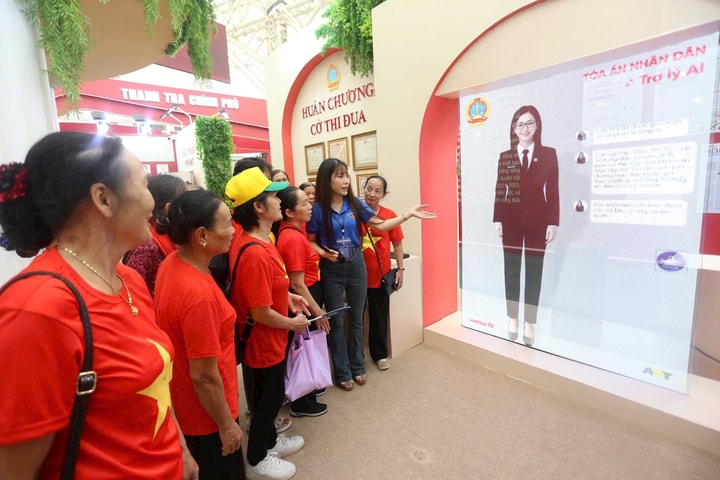 “Nam châm” công nghệ hút người xem tại không gian triển lãm Tòa án nhân dân