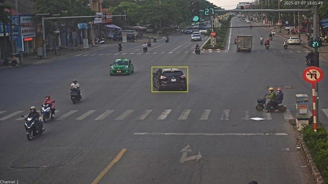 Rẽ trái tùy tiện - thách thức kỷ cương giao thông đô thị