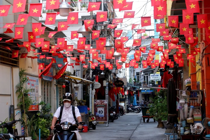 TP.HCM rực rỡ cờ hoa mừng Quốc khánh 2/9