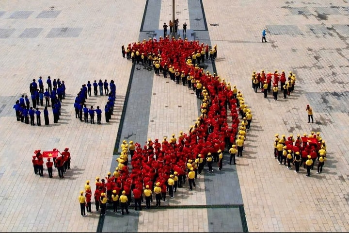 Gần 1.000 người tham gia xếp hình bản đồ Việt Nam, cờ Tổ quốc