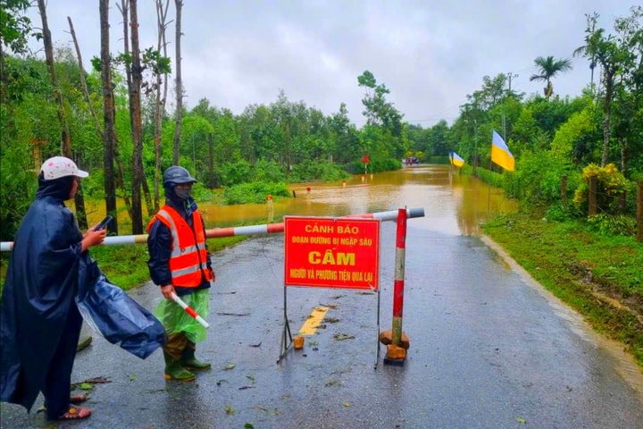Mưa lớn khiến nhiều địa phương ở Hà Tĩnh ngập sâu