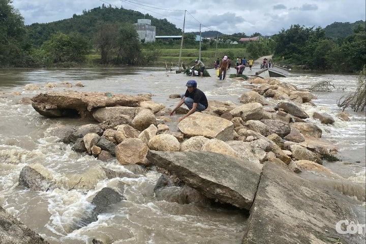 Mưa lớn gây ngập ngầm tràn, sạt lở khiến 341 hộ dân bị cô lập
