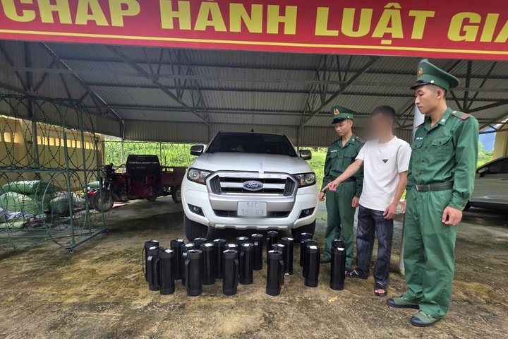 Phát hiện ô tô vận chuyển 256 bình kim loại không rõ nguồn gốc