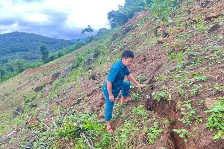 Nghệ An xuất hiện vết nứt dài trên sườn núi