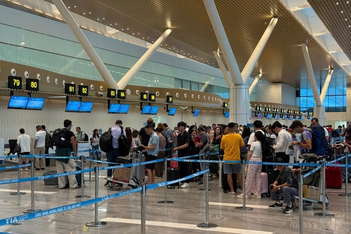 Ngày thứ 2 nghỉ lễ, sân bay Tân Sơn Nhất vẫn tấp nập